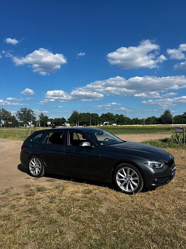 Grau Gebraucht 2015 BMW 320 Advantage Kombi | 16.900 € (Fairer Preis) - Bild 1/4