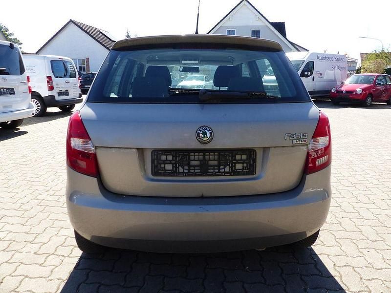 Gebraucht Skoda Fabia Classic 69 PS (50 kW) 2009 Silber Limousine