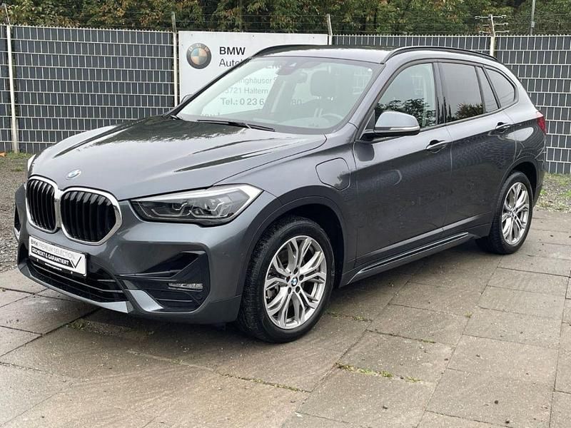Mineralgrau metallic Gebraucht 2021 BMW X1 Sport Line SUV | 22.990 € (Fairer Preis) - Bild 1/3