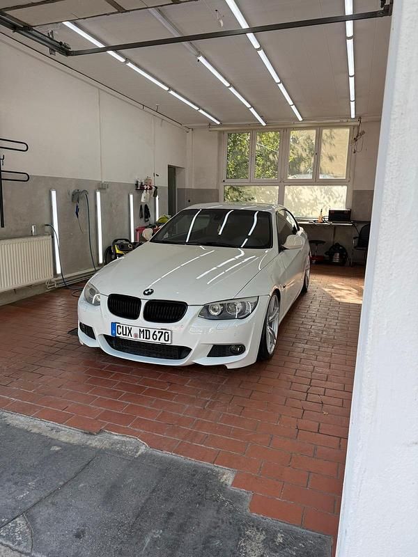 Weiß Gebraucht 2011 BMW 325 Cabriolet Cabrio | 14.300 € - Bild 1/4