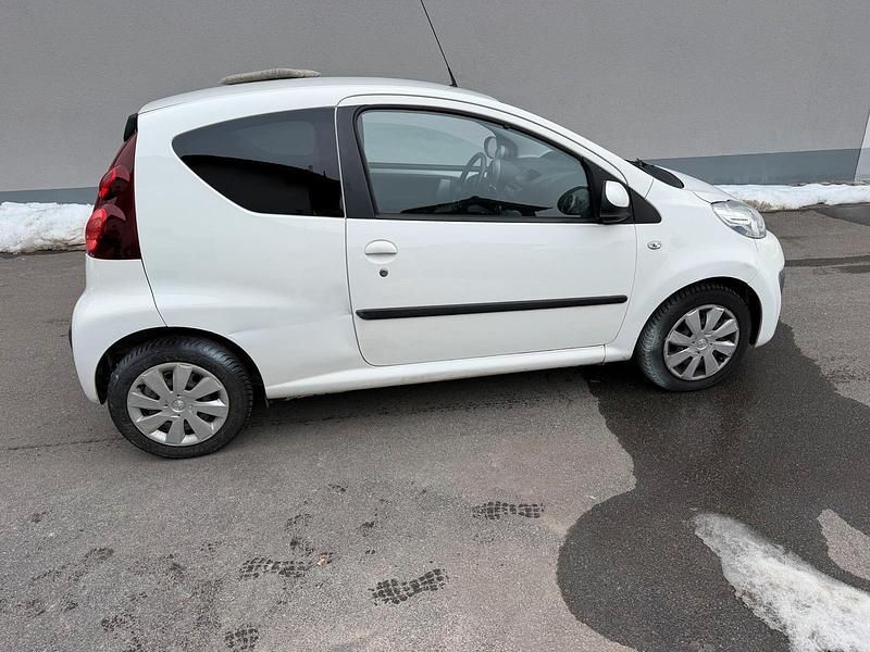 Gebraucht Peugeot 107 68 PS (50 kW) 2012 Weiß Kleinwagen