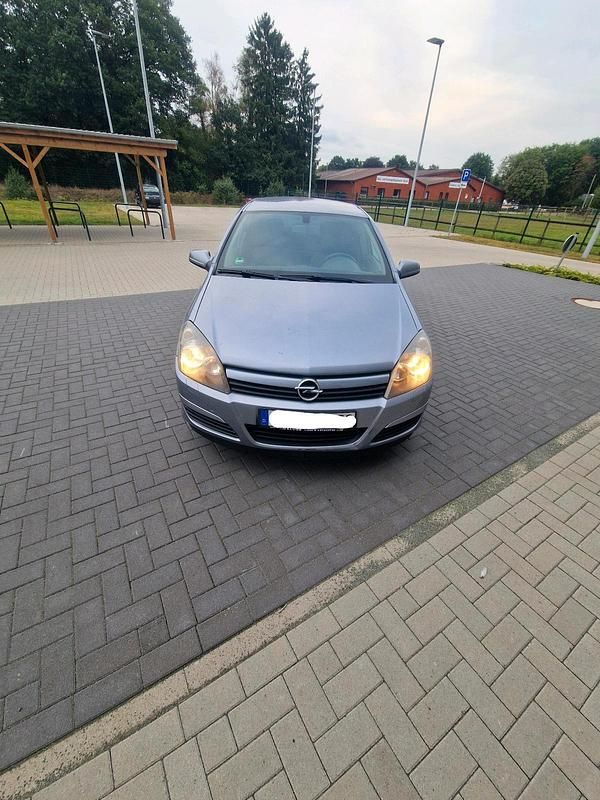Grau Gebraucht 2004 Opel Astra Kleinwagen | 2.399 € (Etwas zu teuer) - Bild 1/4