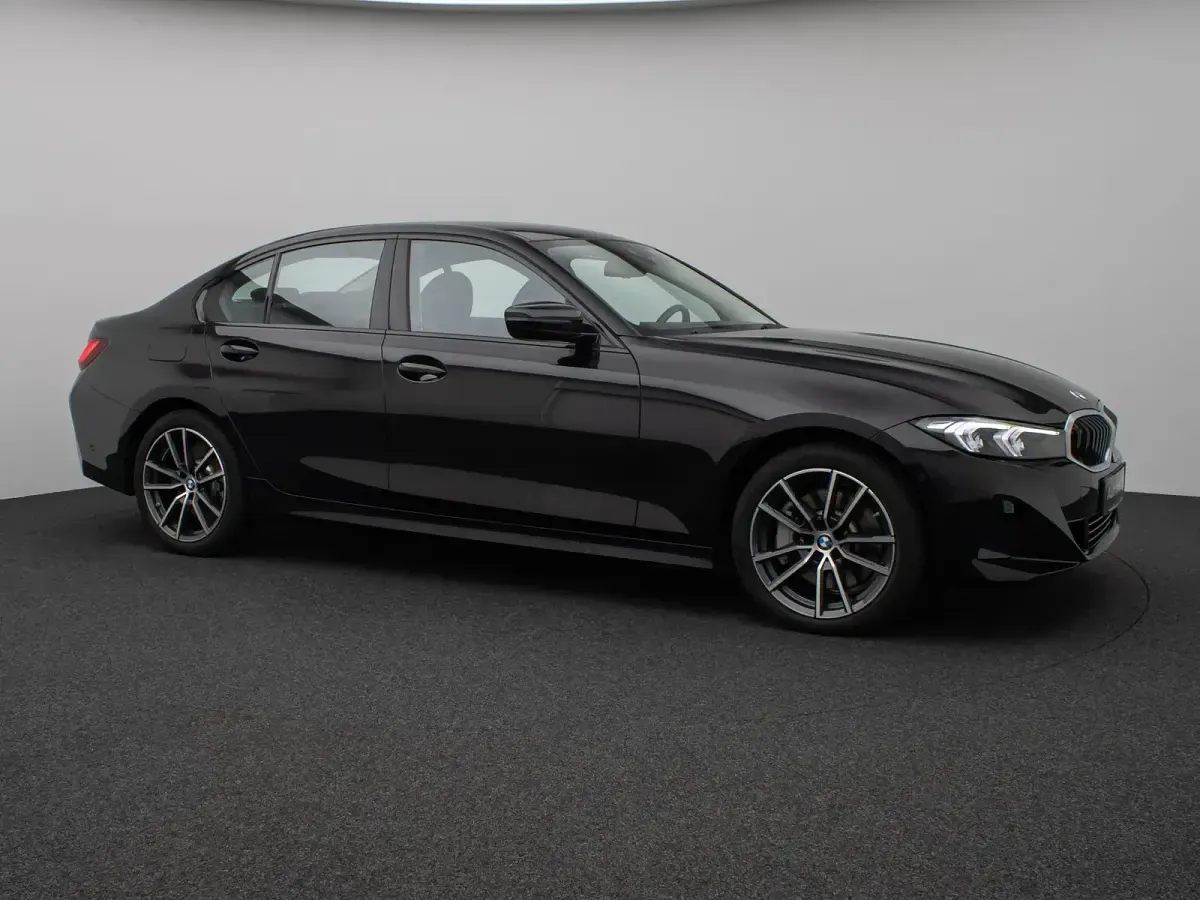 Gebraucht BMW 330 Sport Line 286 PS (210 kW) 2022 Saphirschwarz metallic475schwarz Limousine
