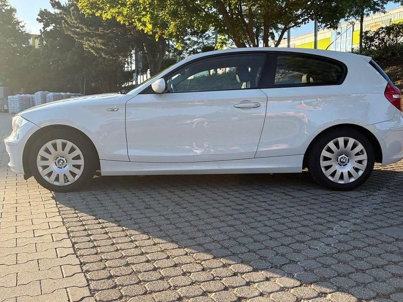 Gebraucht BMW 116 122 PS (89 kW) 2008 Weiß Kleinwagen