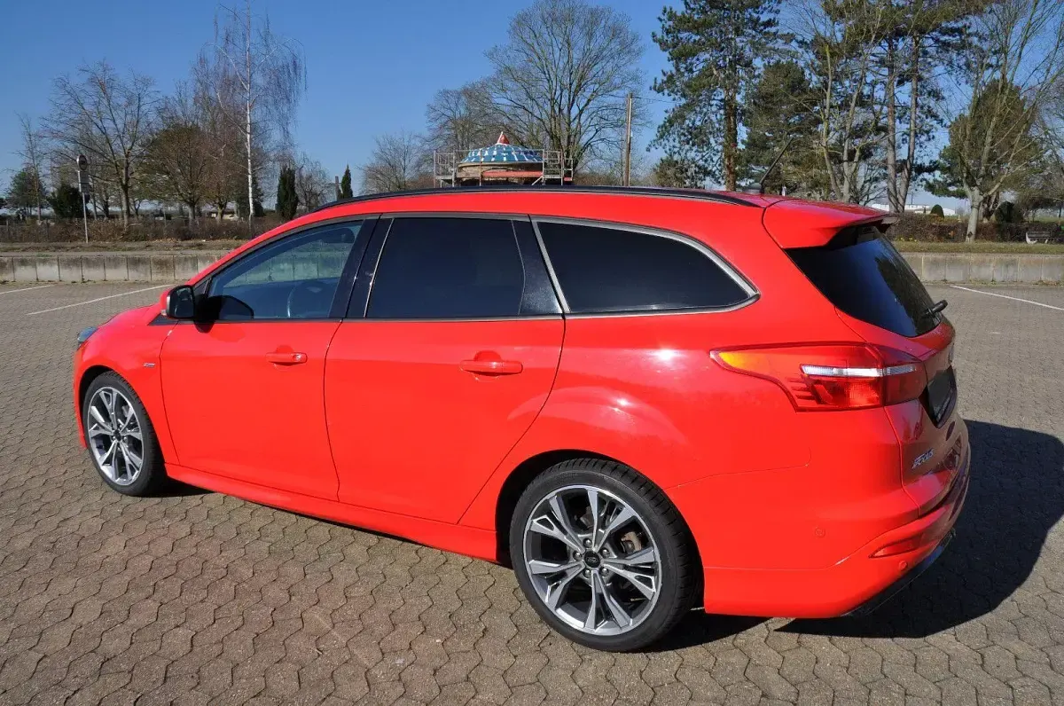 Gebraucht Ford Focus ST-Line 125 PS (91 kW) 2018 Rot Kombi