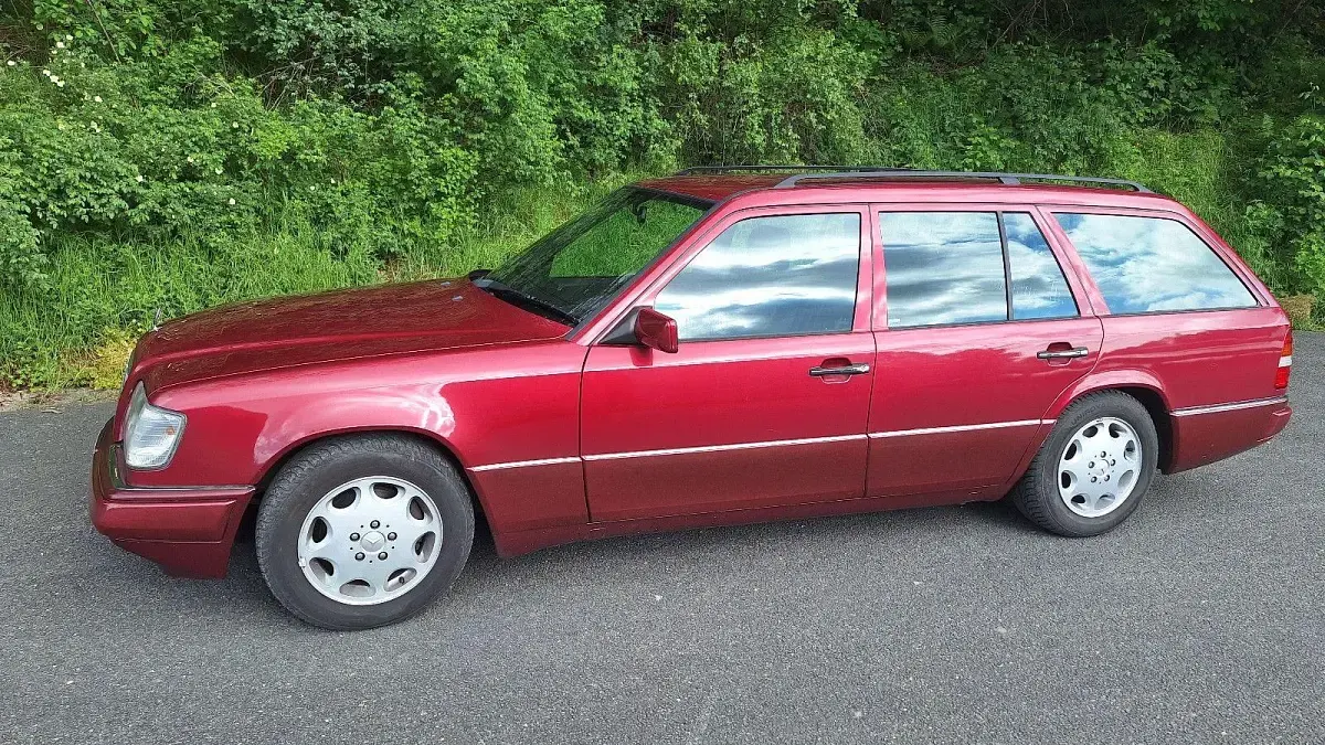 Gebraucht Mercedes E220 150 PS (110 kW) 1993 Rot Kombi