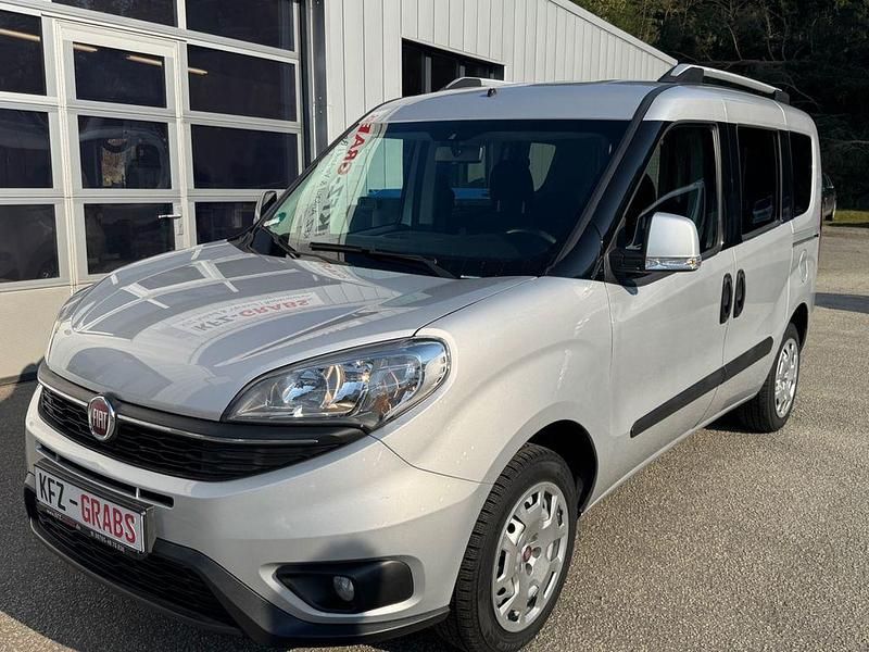 Gebraucht Fiat Doblò 95 PS (69 kW) 2018 Silber Van / Kleinbus