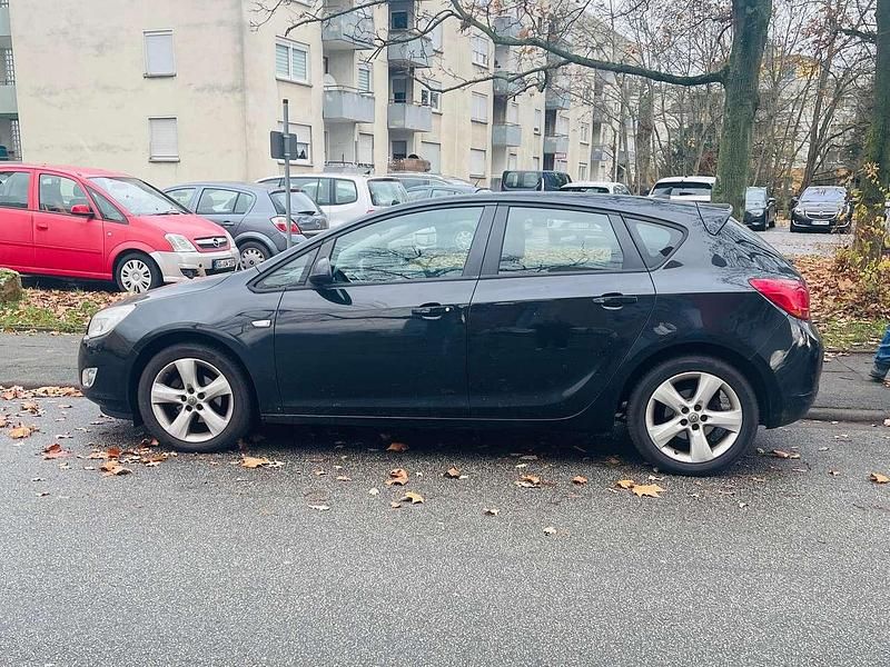 Gebraucht Opel Astra Design Edition 101 PS (74 kW) 2011 Schwarz Limousine