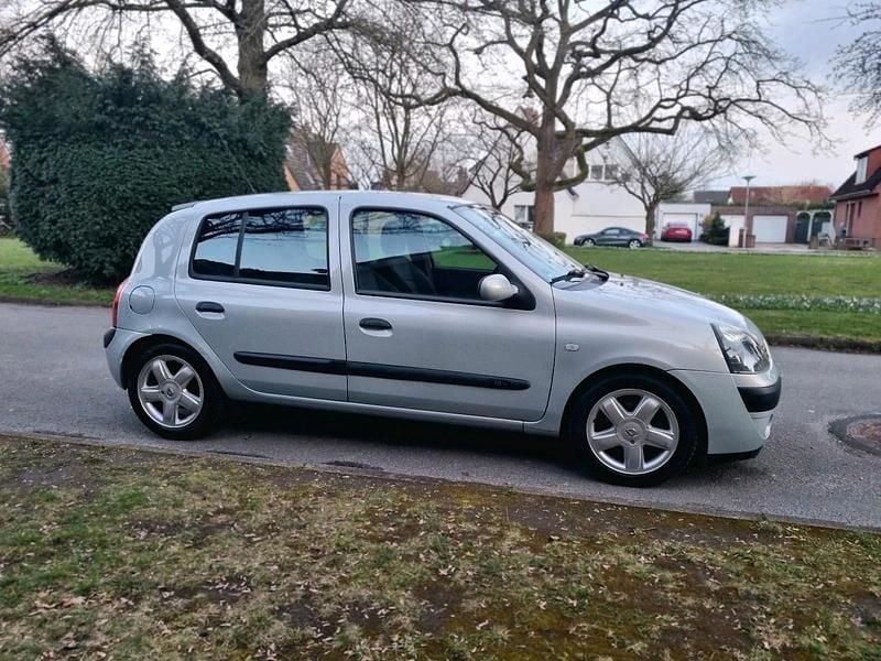 Gebraucht Renault Clio II 98 PS (72 kW) 2004 Silber Limousine