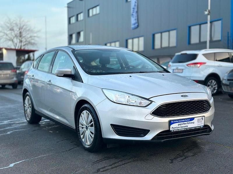 Silber Gebraucht 2016 Ford Focus Trend Limousine | 6.990 € (Guter Preis) - Bild 1/4