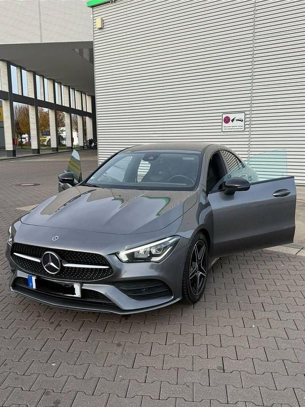 Grau Gebraucht 2020 Mercedes CLA200 Coupé | 28.455 € (Guter Preis) - Bild 1/4