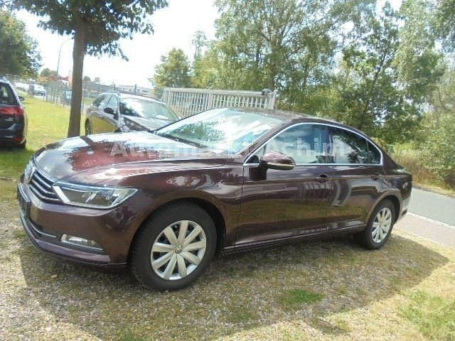 Rot Gebraucht 2015 VW Passat Comfortline Limousine | 12.950 € (Superpreis) - Bild 1/4