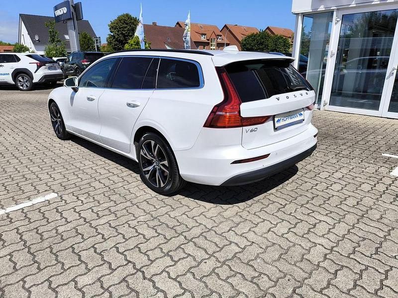 Gebraucht Volvo V60 197 PS (144 kW) 2024 Crystal white pearl / metallic Kombi