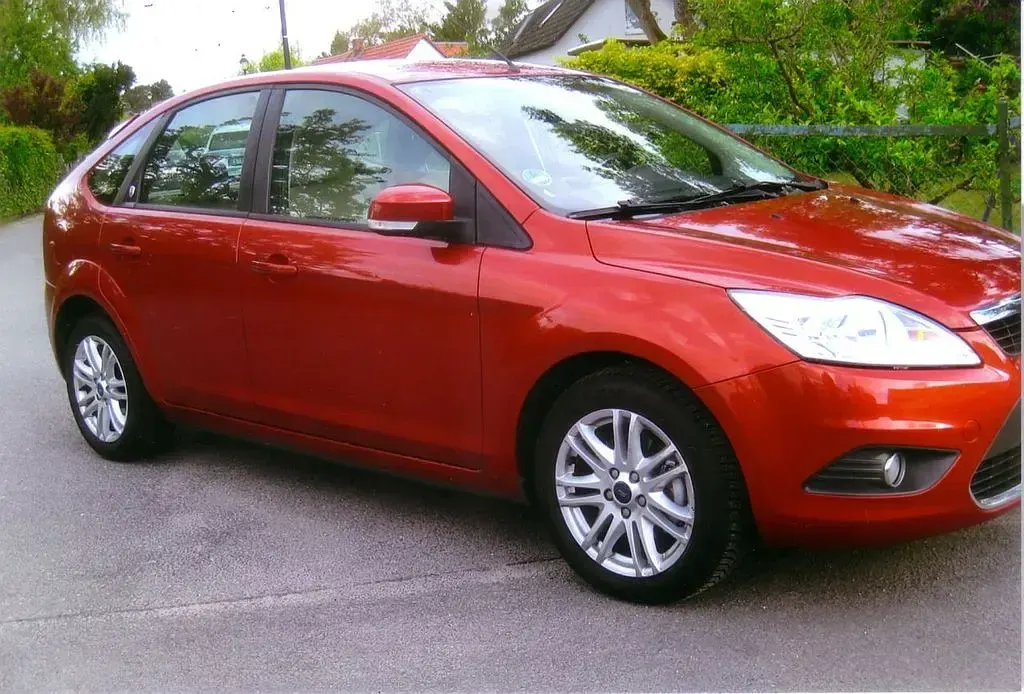 Gebraucht Ford Focus Ghia 101 PS (74 kW) 2009 Rot Limousine