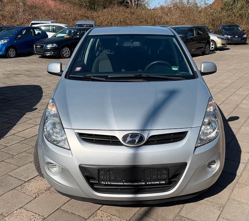 Gebraucht Hyundai i20 77 PS (56 kW) 2012 Silber Kleinwagen