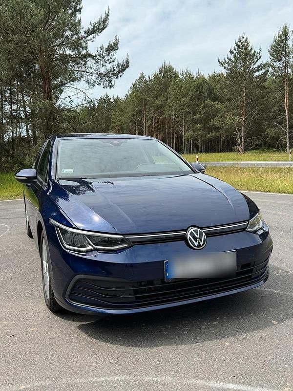 Blau Gebraucht 2021 VW Golf VIII Kleinwagen | 13.600 € (Etwas zu teuer) - Bild 1/4