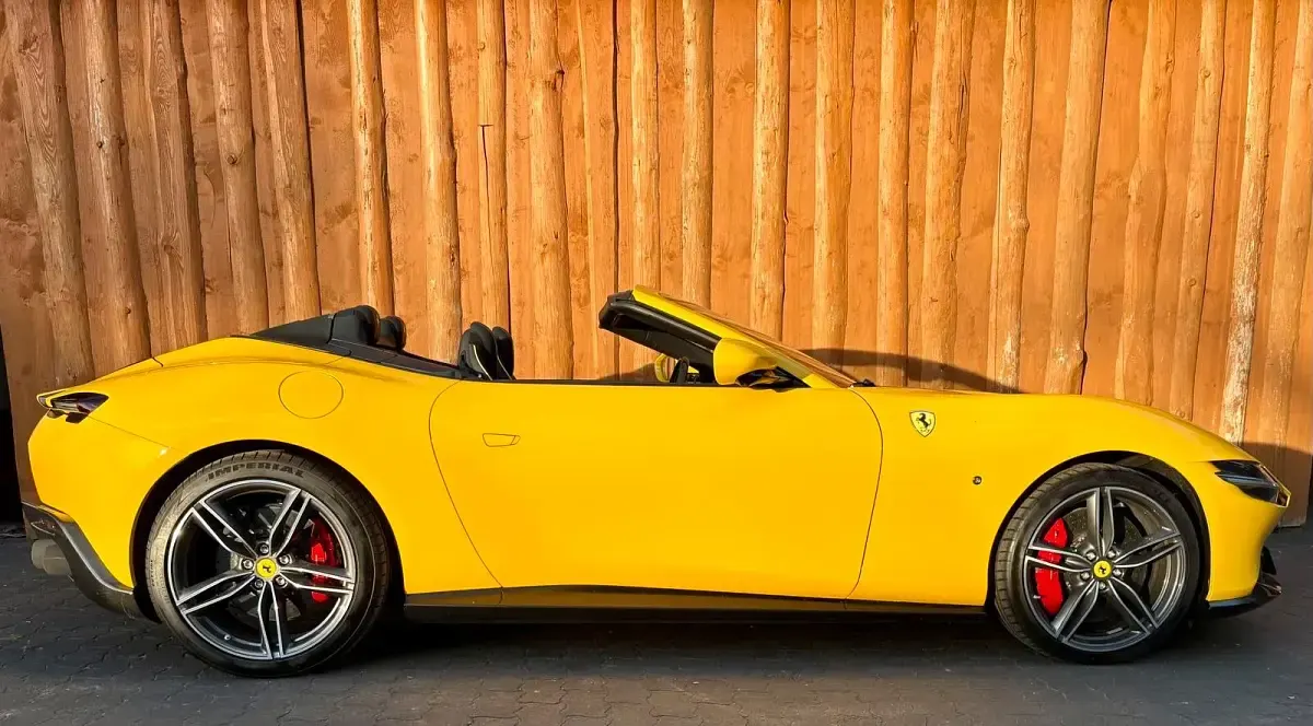 Second-hand Ferrari Roma 620 CP (456 kW) 2024 Galben Cabrio