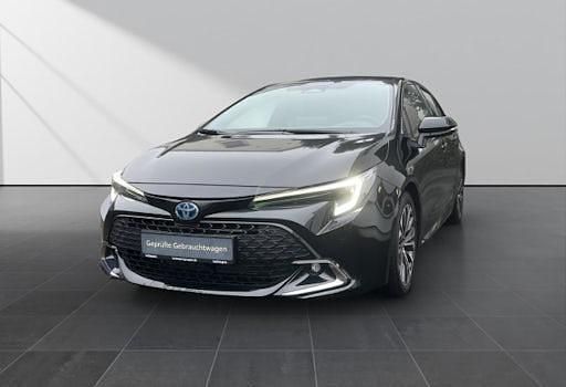 Black mica Gebraucht 2024 Toyota Corolla Team Limousine | 27.490 € (Fairer Preis) - Bild 1/4