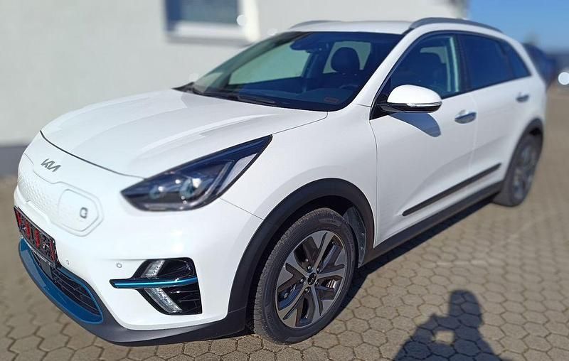 Weiß Gebraucht 2022 Kia e-Niro Spirit SUV | 22.390 € (Superpreis) - Bild 1/4