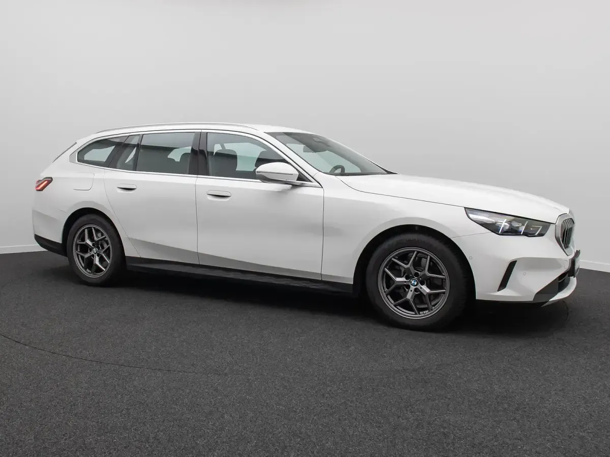 Gebraucht BMW 520 Sport Line 197 PS (144 kW) 2024 Alpinweiã uni300 Kombi