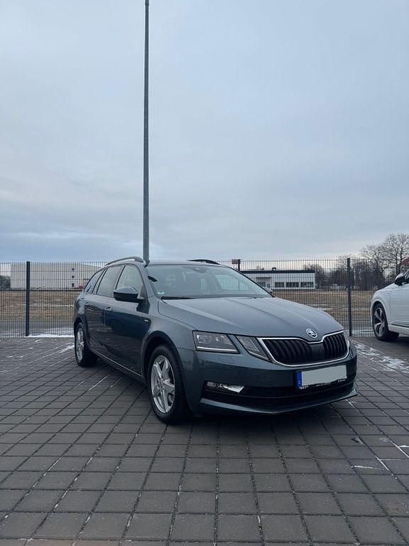 Grau Gebraucht 2017 Skoda Octavia Clever Kombi | 17.500 € (Etwas zu teuer) - Bild 1/4