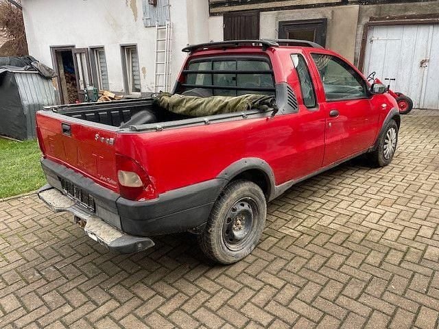 Gebraucht Fiat Strada 80 PS (58 kW) 2004 Rot Abholung