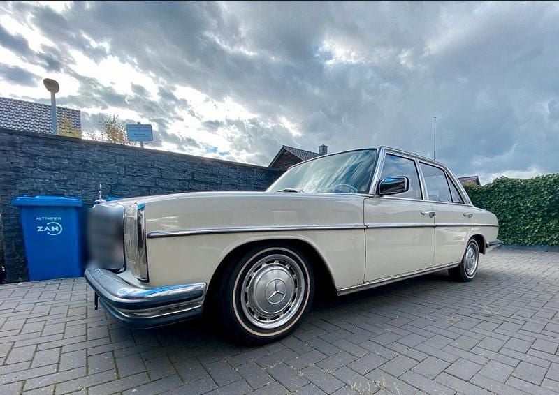 Beige Gebraucht 1975 Mercedes W114 Limousine | 21.666 € - Bild 1/4