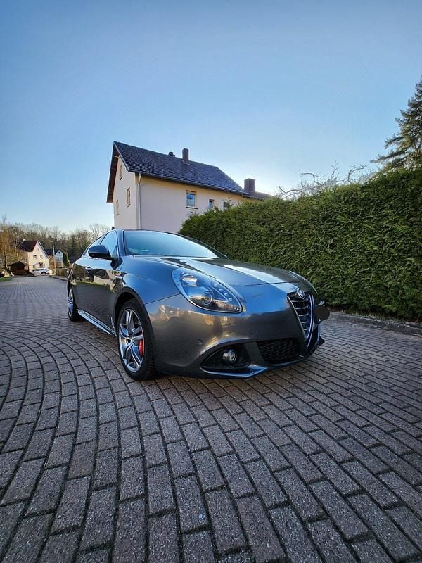 Grau Gebraucht 2015 Alfa Romeo Giulietta Quadrifoglio Kleinwagen | 17.900 € - Bild 1/4