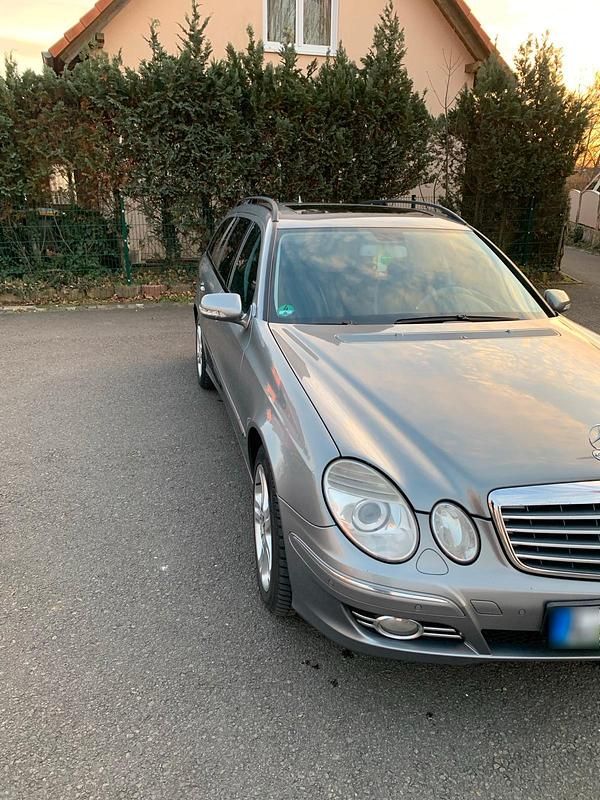 Usado Mercedes E220 170 CV (125 kW) 2007 Gris Familiar