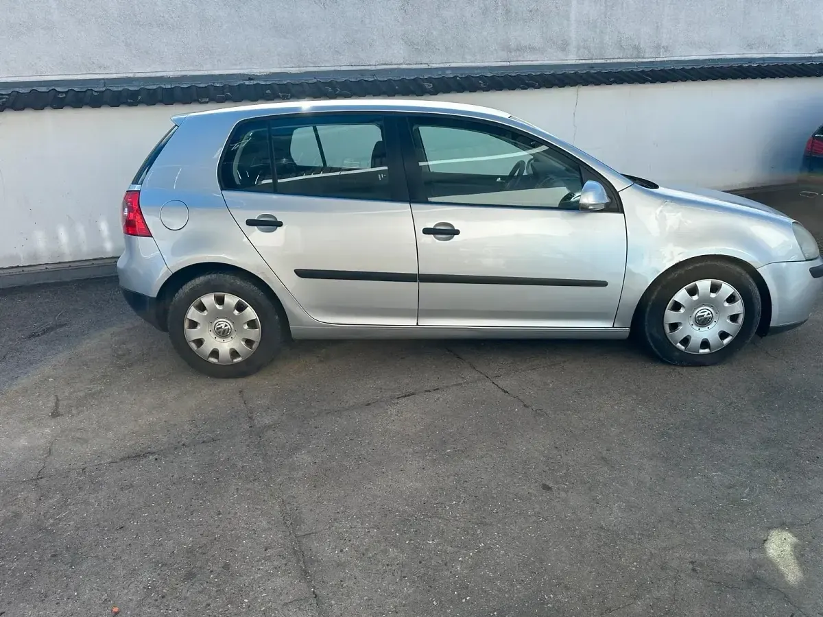 Second-hand VW Golf IV 105 CP (77 kW) 2003 Argintiu Berlinǎ