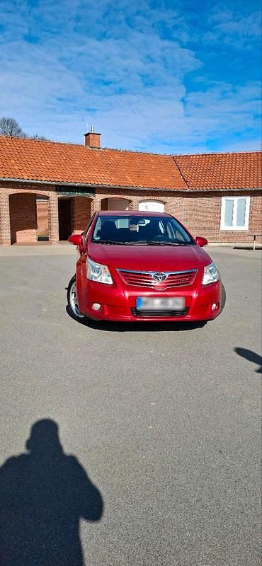 Gebraucht Toyota Avensis 126 PS (92 kW) 2009 Rot Limousine