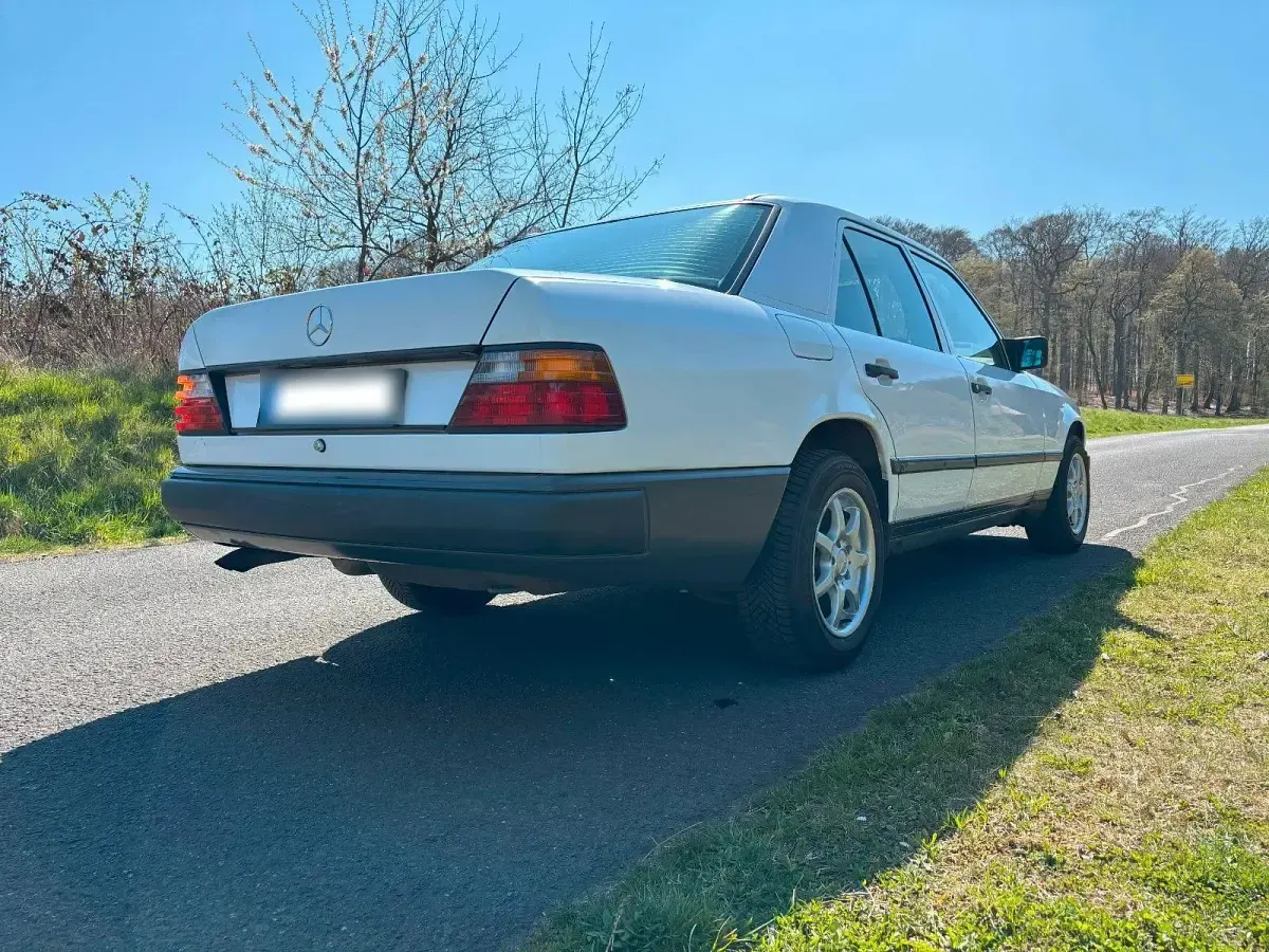 Gebraucht Mercedes E260 160 PS (117 kW) 1987 Weiß Limousine