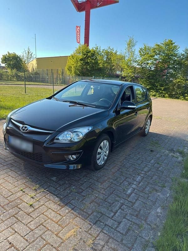 Gebraucht Hyundai i30 120 PS (88 kW) 2011 Schwarz Kleinwagen