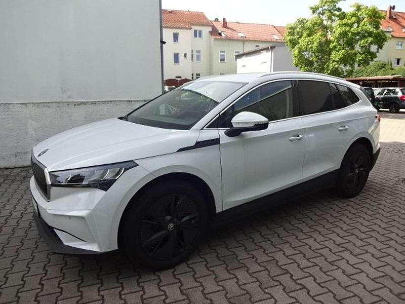 Moonweiss metallic Gebraucht 2023 Skoda Enyaq iV Loft SUV | 41.550 € (Teuer) - Bild 1/4