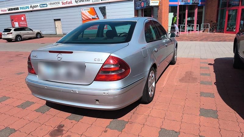 Gebraucht Mercedes E220 150 PS (110 kW) 2002 Silber Limousine