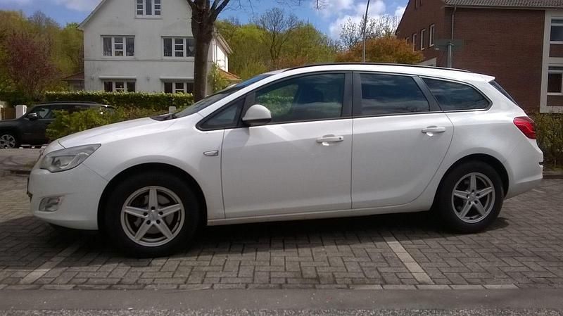 Weiß Gebraucht 2012 Opel Astra Edition Kombi | 1.999 € (Guter Preis) - Bild 1/4