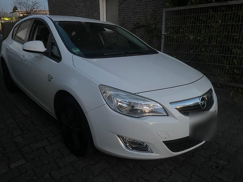 Gebraucht Opel Astra 140 PS (102 kW) 2012 Weiß Limousine
