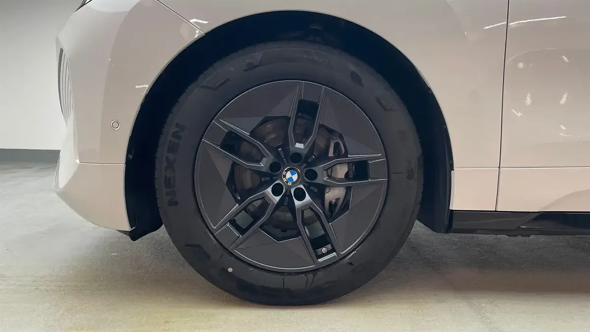 Gebraucht BMW iX 300 kW (408 PS) 2025 Alpinweiß uni SUV