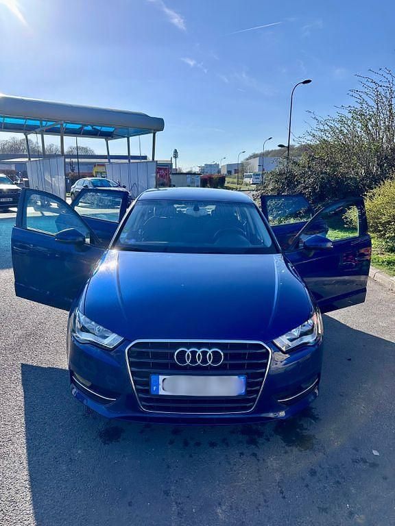 Blau Gebraucht 2013 Audi A3 Sportback Ambiente Limousine | 9.000 € - Bild 1/4