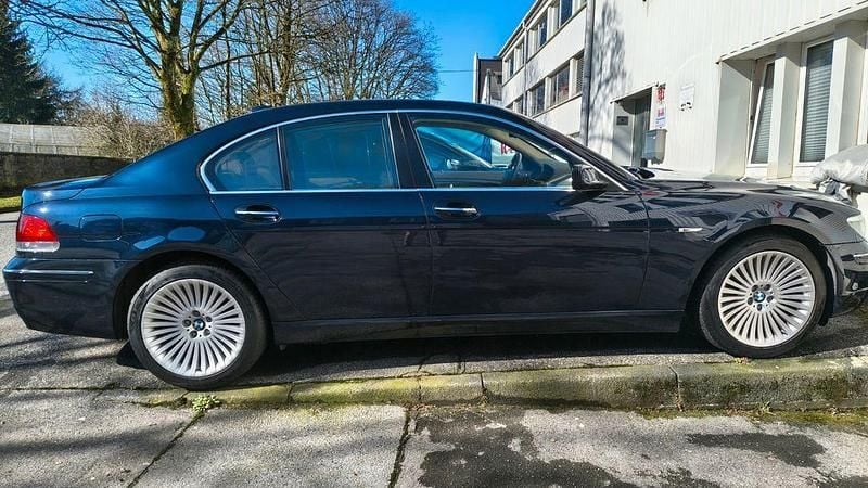 Gebraucht BMW 750 367 PS (269 kW) 2006 Blau Limousine