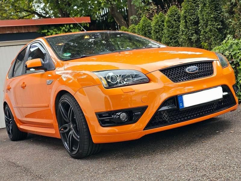 Orange Gebraucht 2007 Ford Focus ST Limousine | 11.299 € - Bild 1/4