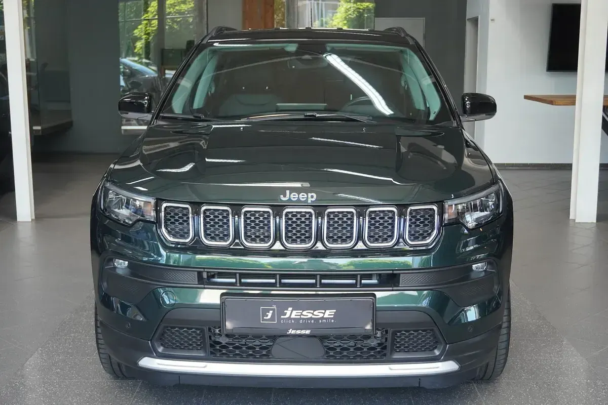 Gebraucht Jeep Compass Limited 179 PS (131 kW) 2022 Grün metallic SUV