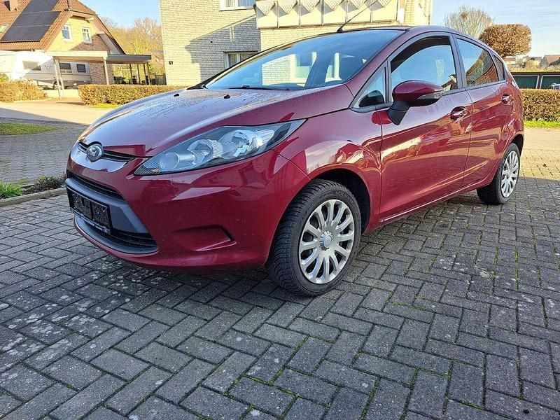 Rot Gebraucht 2009 Ford Fiesta Trend Limousine | 2.950 € (Fairer Preis) - Bild 1/4
