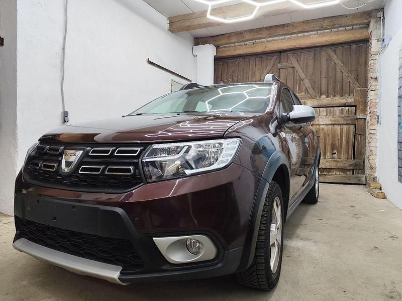 Braun Gebraucht 2018 Dacia Sandero Celebration Kleinwagen | 7.950 € (Guter Preis) - Bild 1/4