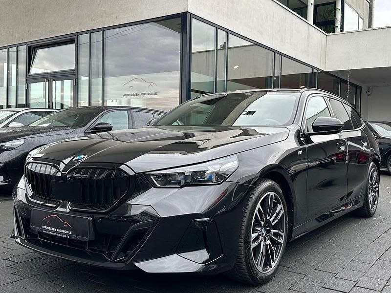 Black sapphire metallic Gebraucht 2025 BMW 520 M Sport Kombi | 54.890 € (Fairer Preis) - Bild 1/4