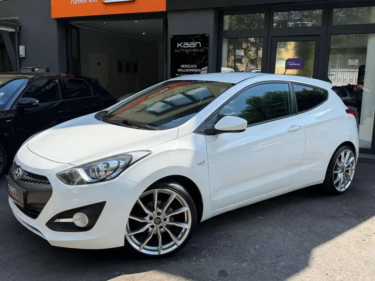Gebraucht Hyundai i30 Classic 99 PS (72 kW) 2015 Polar white / sol Coupé
