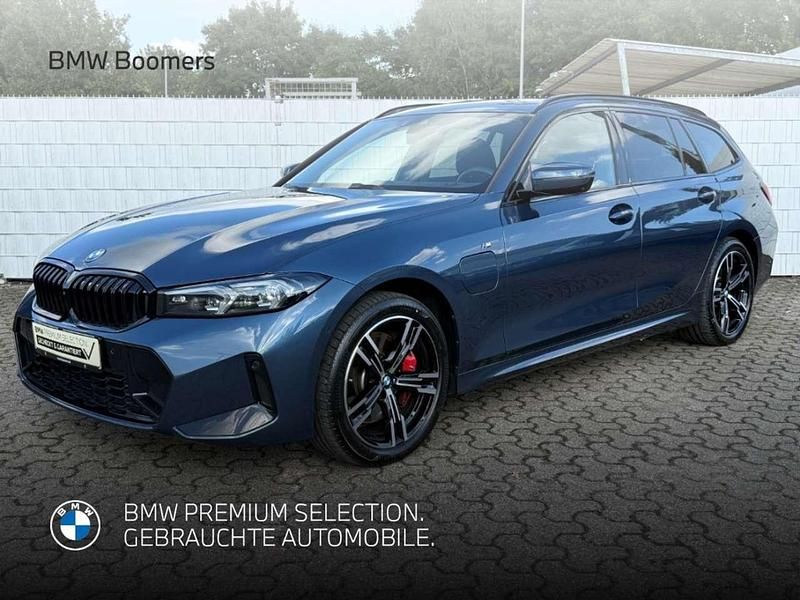 Blau Gebraucht 2024 BMW 330e M Sport Kombi | 50.990 € (Teuer) - Bild 1/3