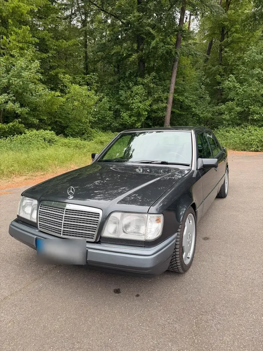 Używany Mercedes E420 278 KM (204 kW) 1994 Czarny Sedan/Limuzyna