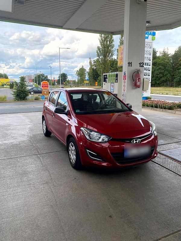 Rot Gebraucht 2014 Hyundai i20 Trend Limousine | 4.900 € (Guter Preis) - Bild 1/4