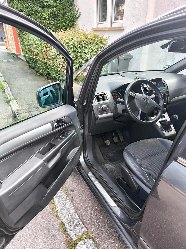 Grau Gebraucht 2011 Opel Zafira Van / Kleinbus | 3.000 € (Guter Preis) - Bild 1/4